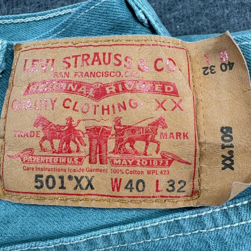 Levis pet your me
