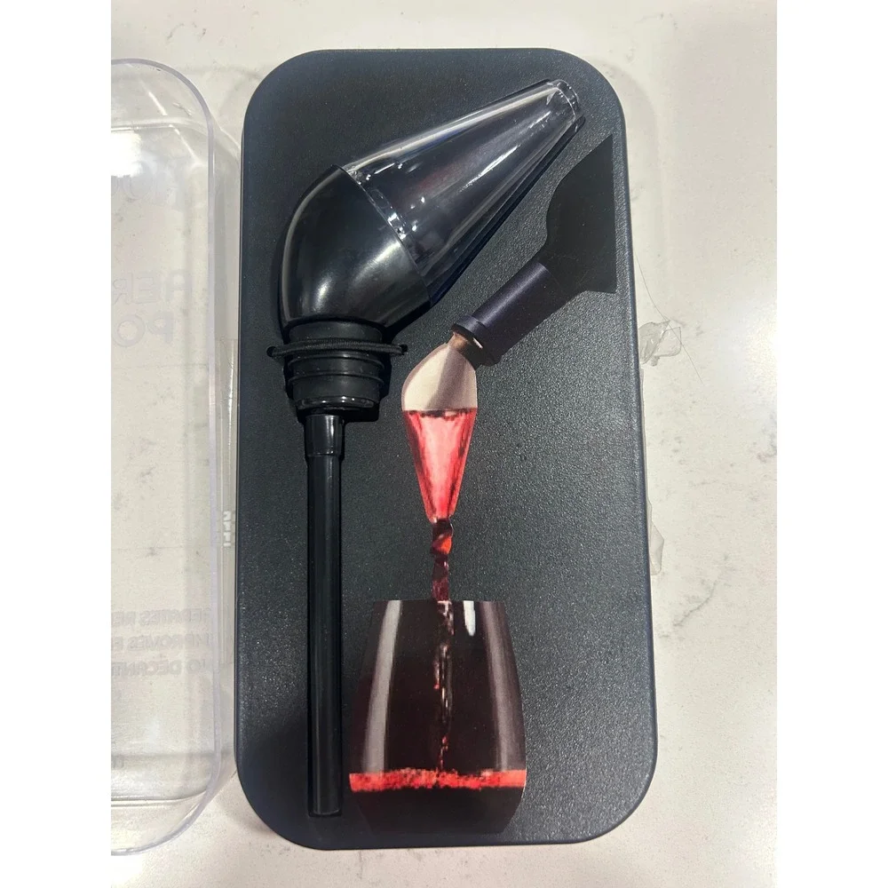 Houdini aerating pourer