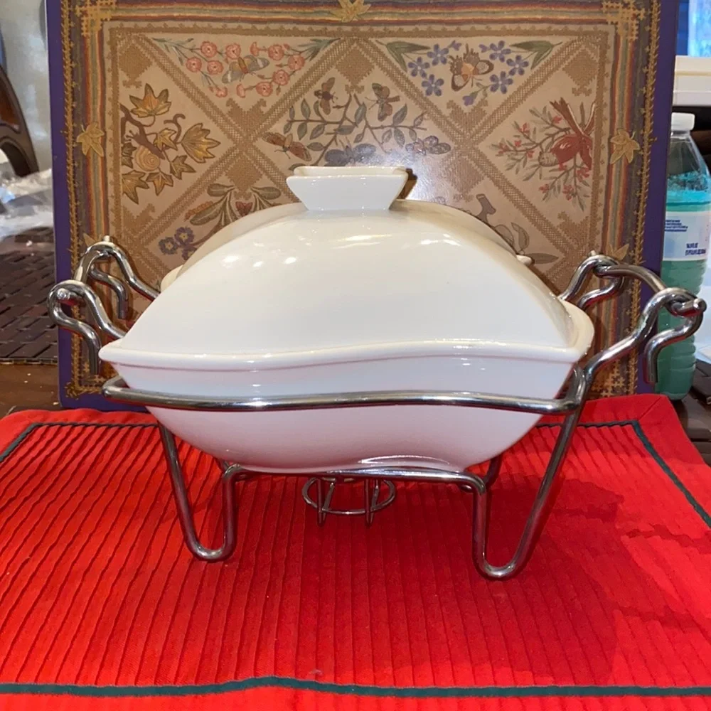 Godinger Silver Art 1 quart porcelain baker with warmer stand and lid
