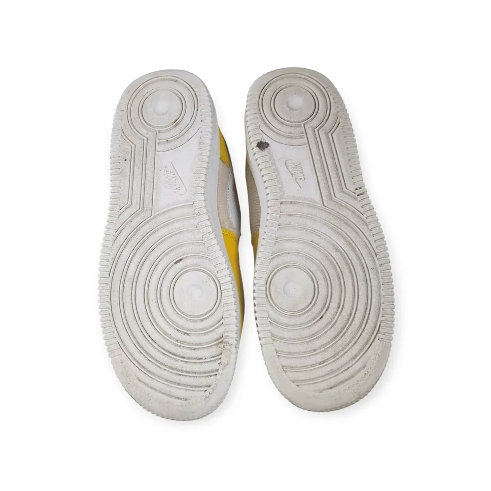 Nike creasing display yellow