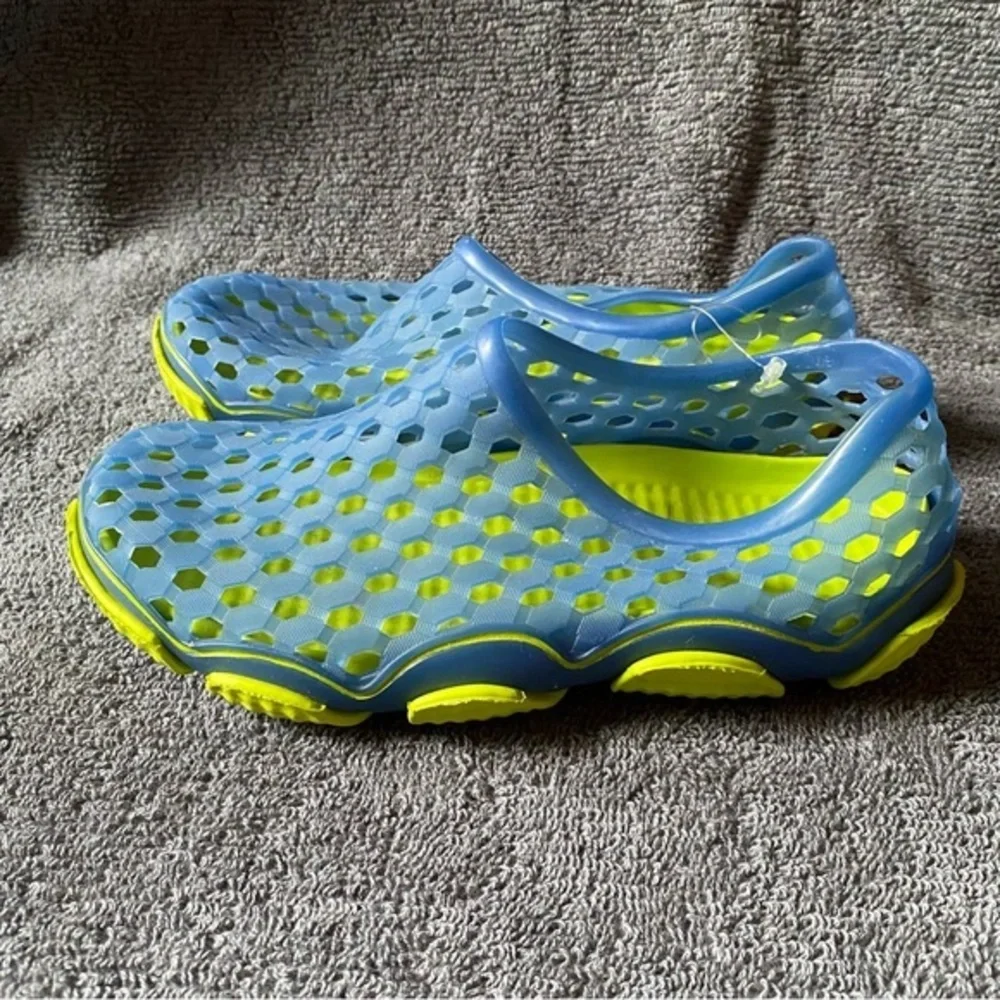 N/A water shoes