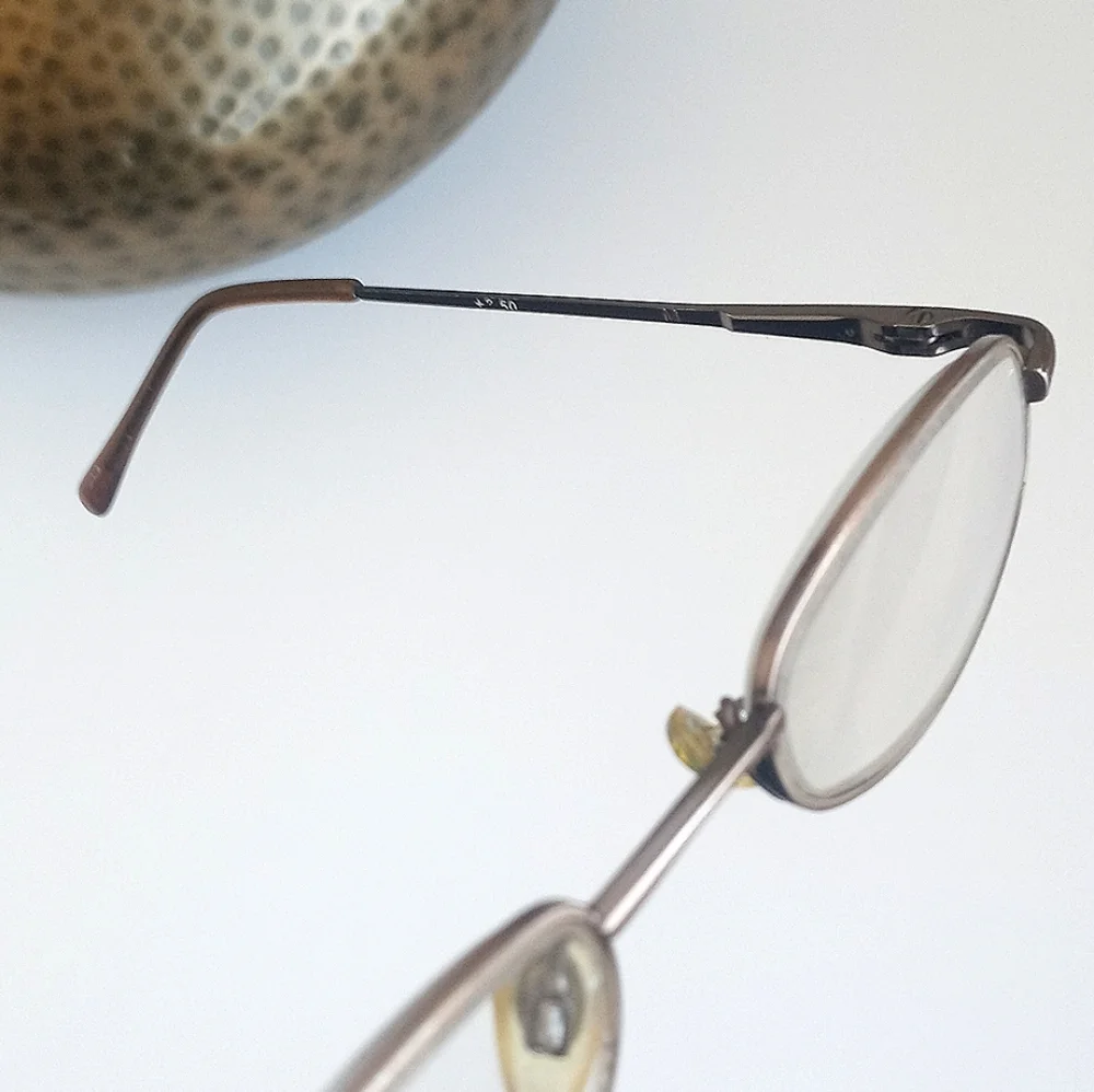 Vintage oval reader