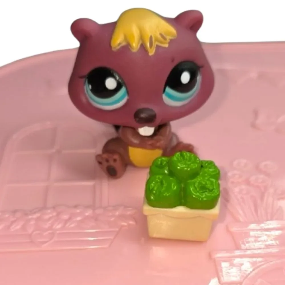 Hasbro Littlest Pet Shop #810 Beaver Deep Purple Maroon Blue Dot Eyes Toothy LPS