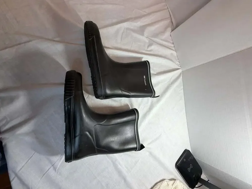 Tretorn black rubber