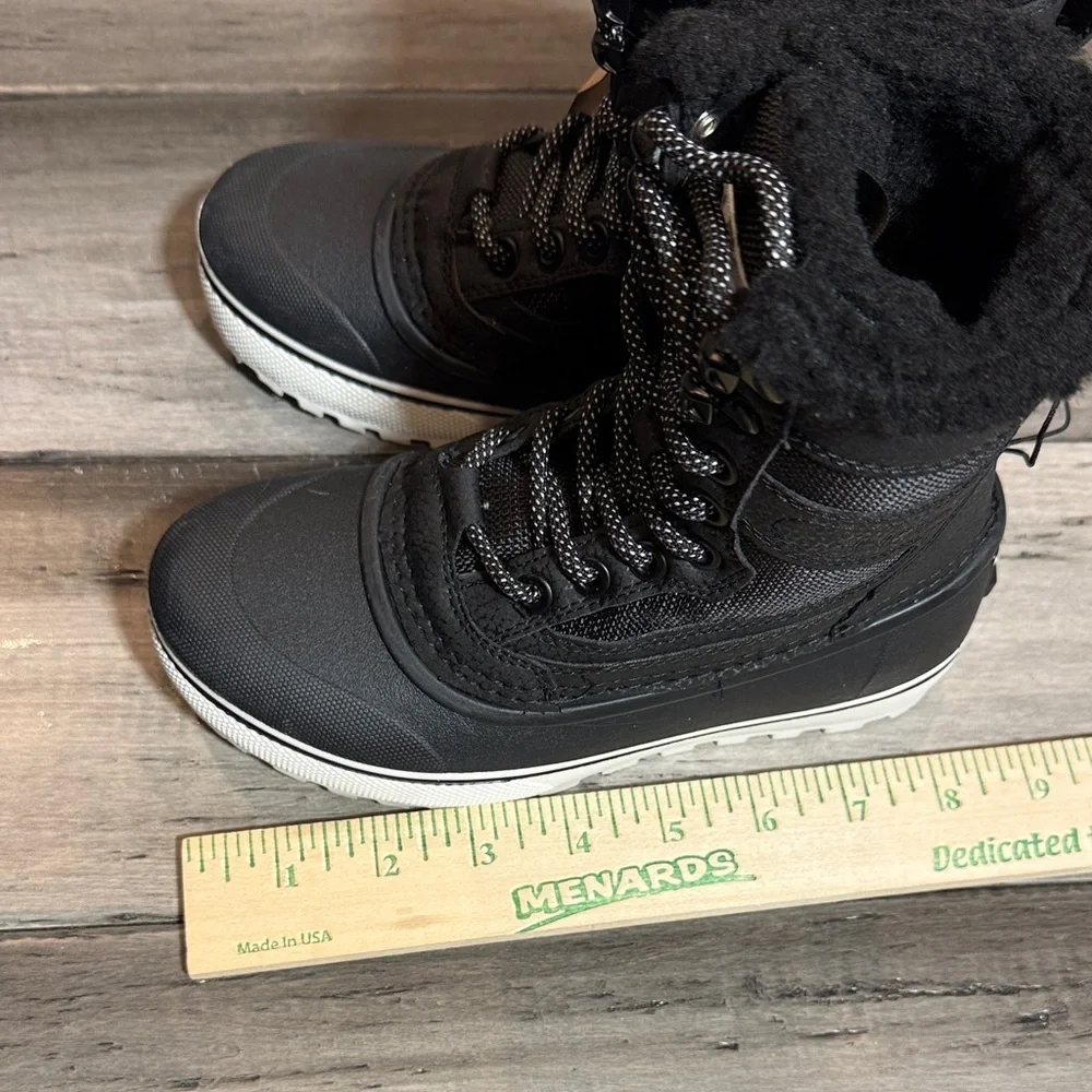 NWT Quiksilver Black Lace-Up Winter Boots with Faux Fur Collar