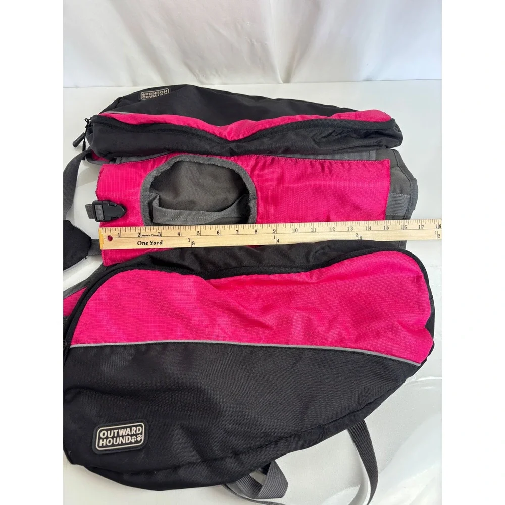 Outward Hound black outward pink
