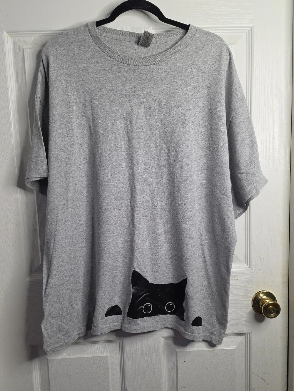 Gildan Gray T-Shirt with Black Peek Cat Graphic