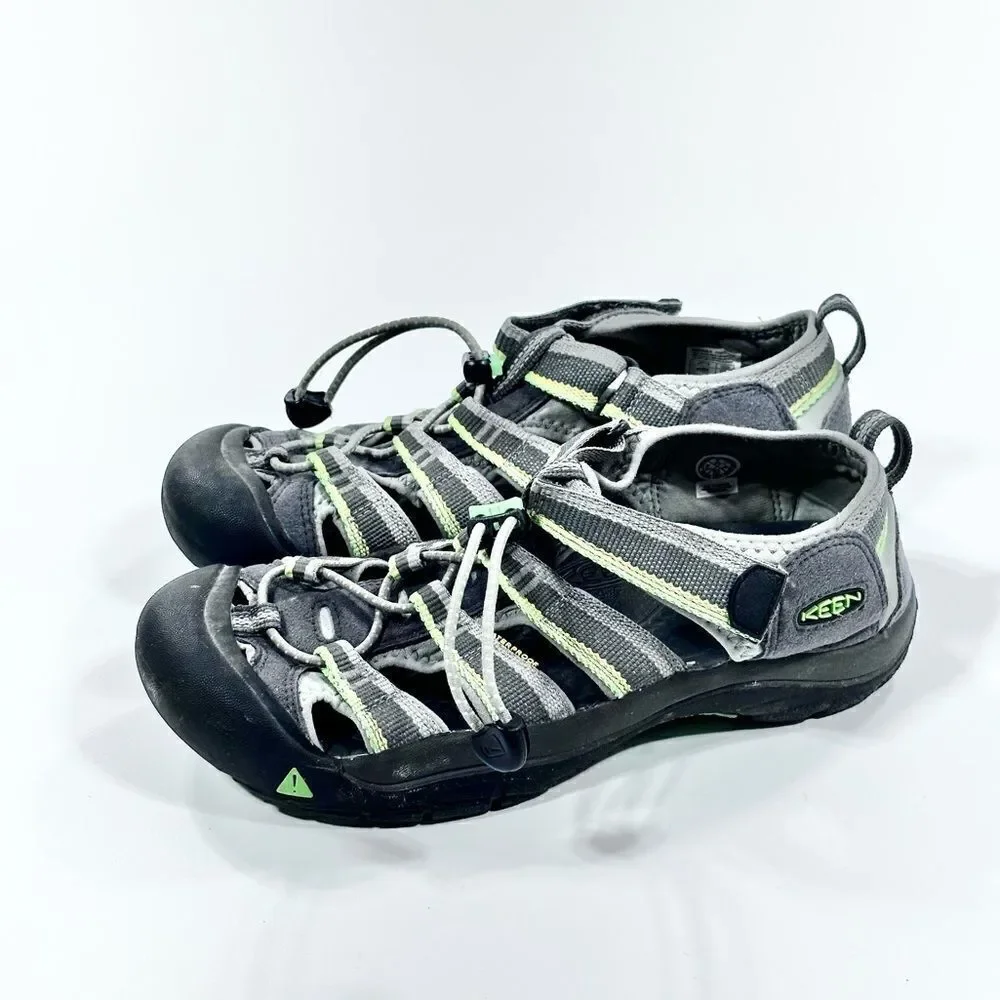 Keen hiking water