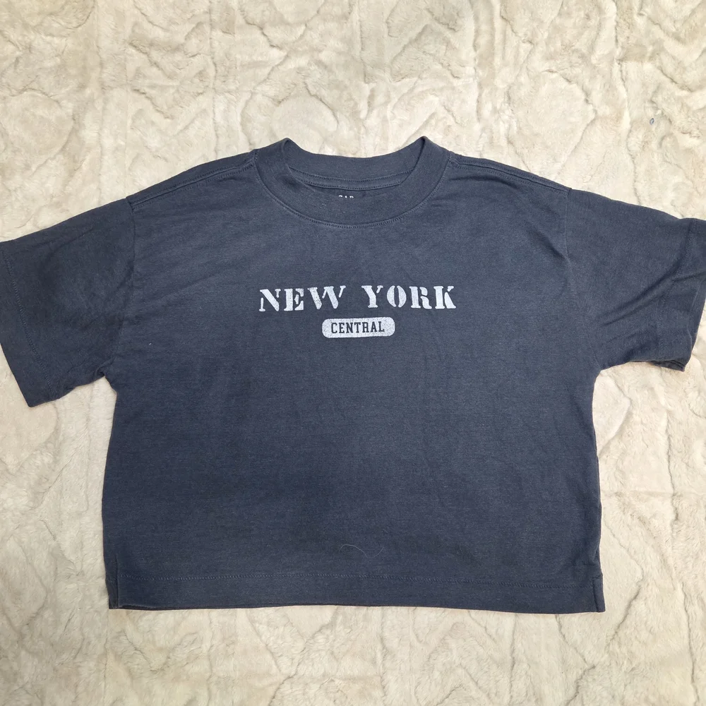 Trendy GAP Teen Dark Gray New‎ York Size Medium Crop Top