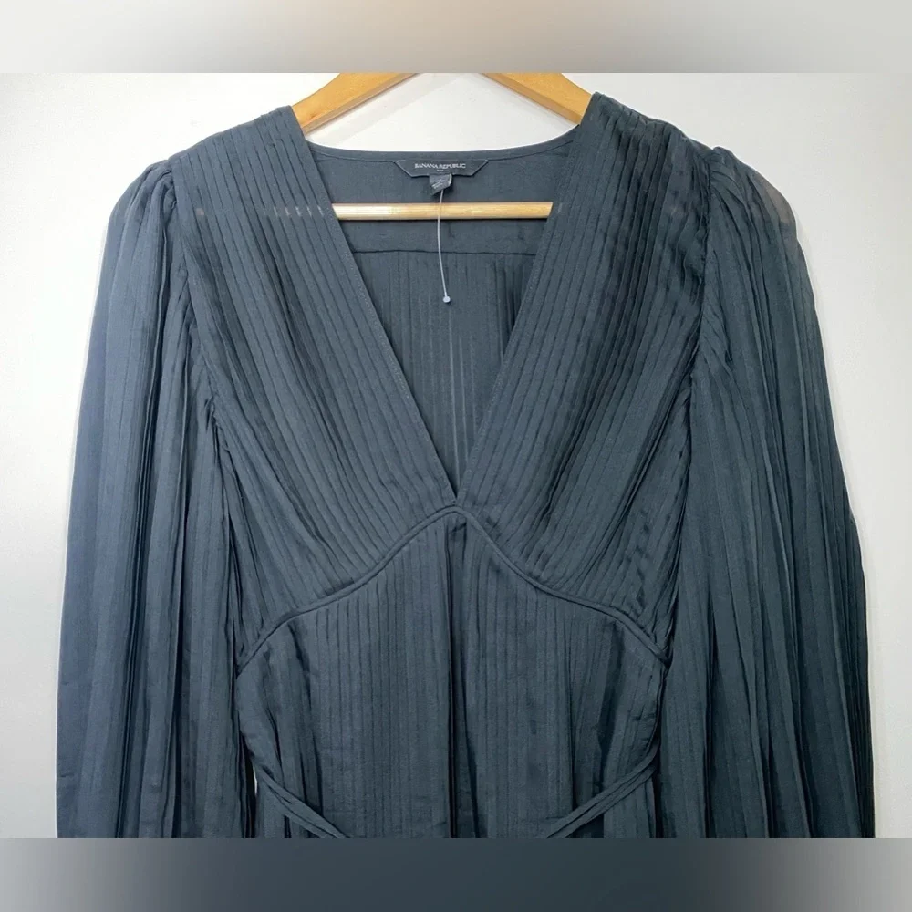 NWOT BANANA REPUBLIC PLEATED BLOUSE WOMEN‘S SIZE M