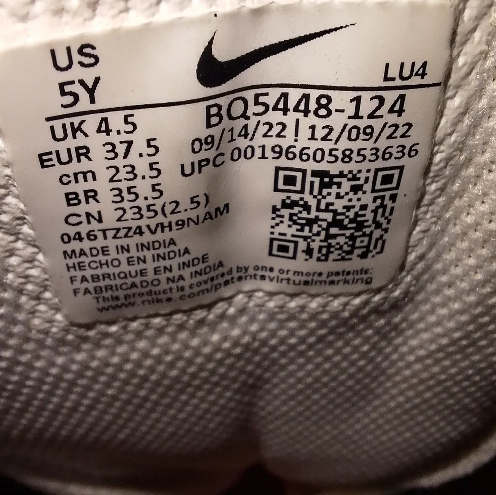 Nike sneakers size white