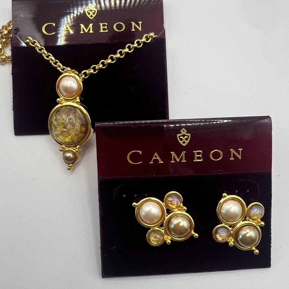 Vintage Cameon‎ Necklace & Earring Set NOS Gold Tone Faux Pearl Glass Cabochon