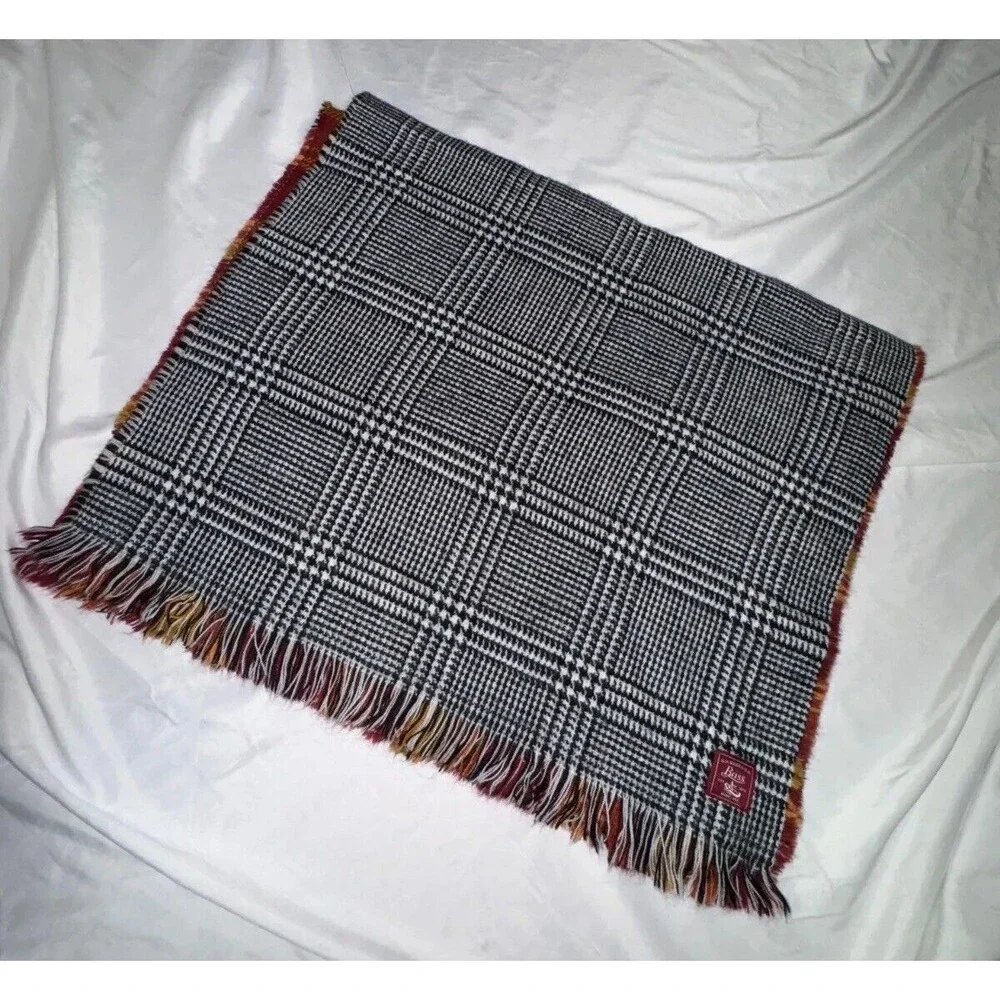 G.H. Bass‎ & Co Rectangle Scarf Women's Gray/Black Plaid Fringe Hem 100% Acrylic