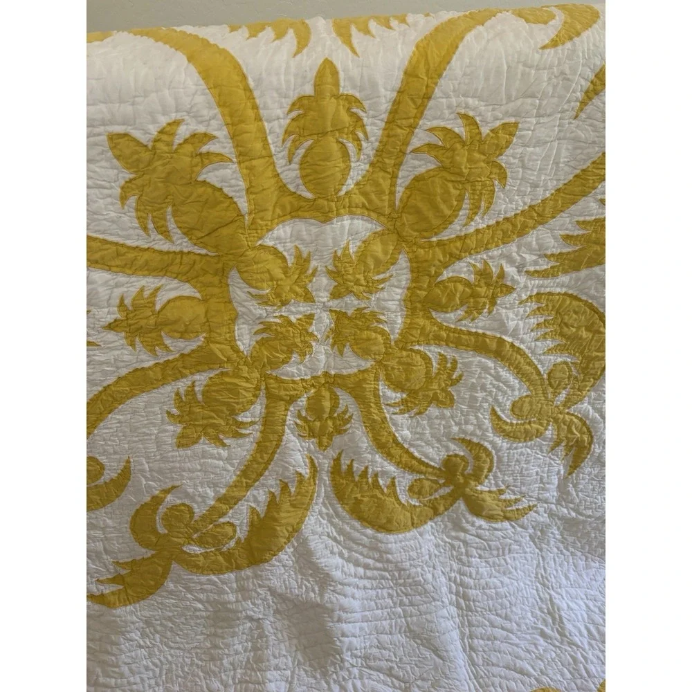 Lilly Pulitzer 1990s Pineapple Queen Quilt yellow white Hawaiian LOOK