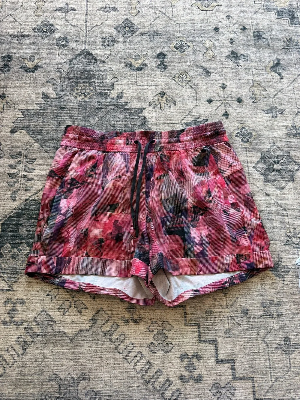 Lululemon women’s spring break away short size 6