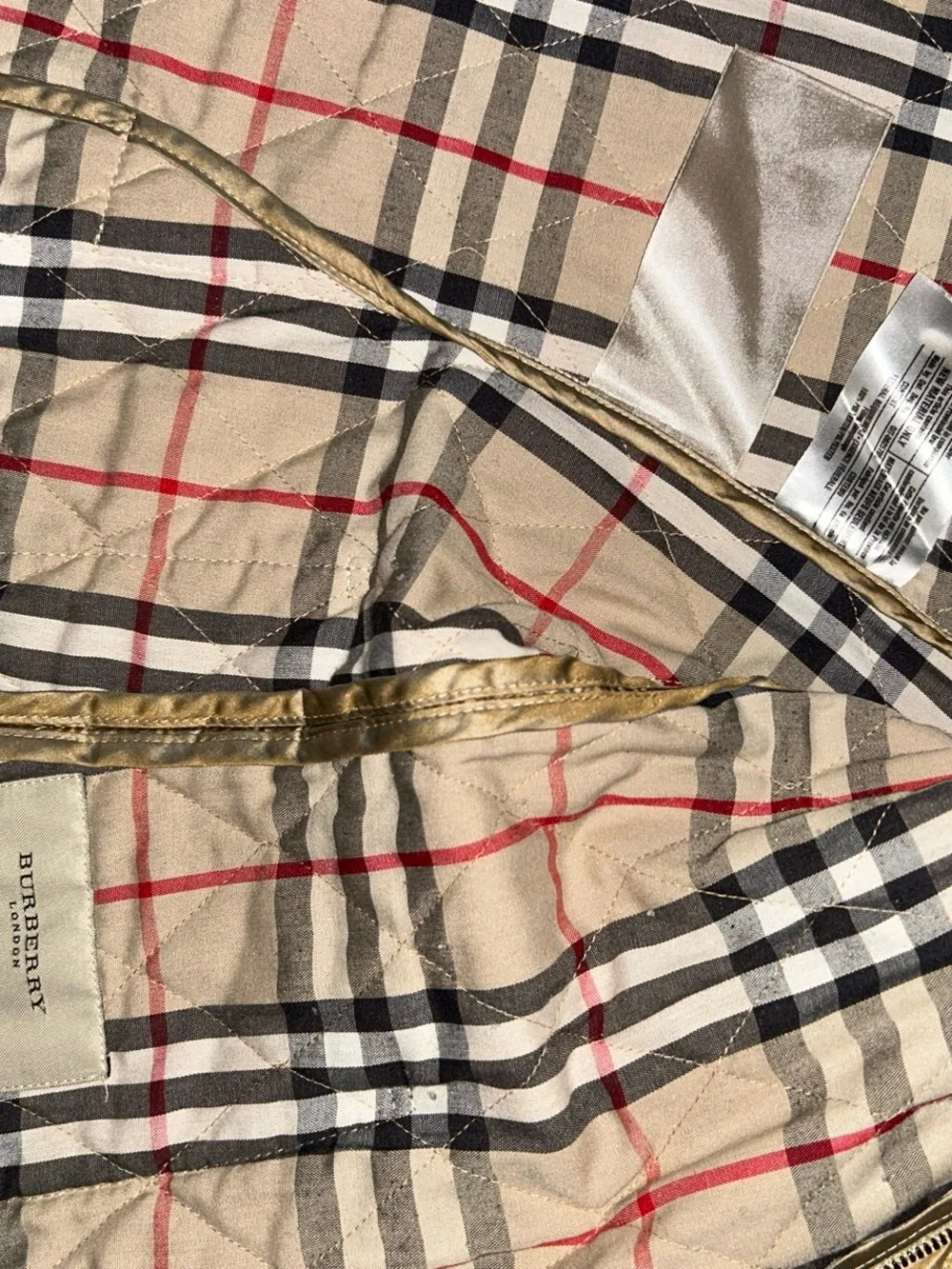 Burberry pockets lining