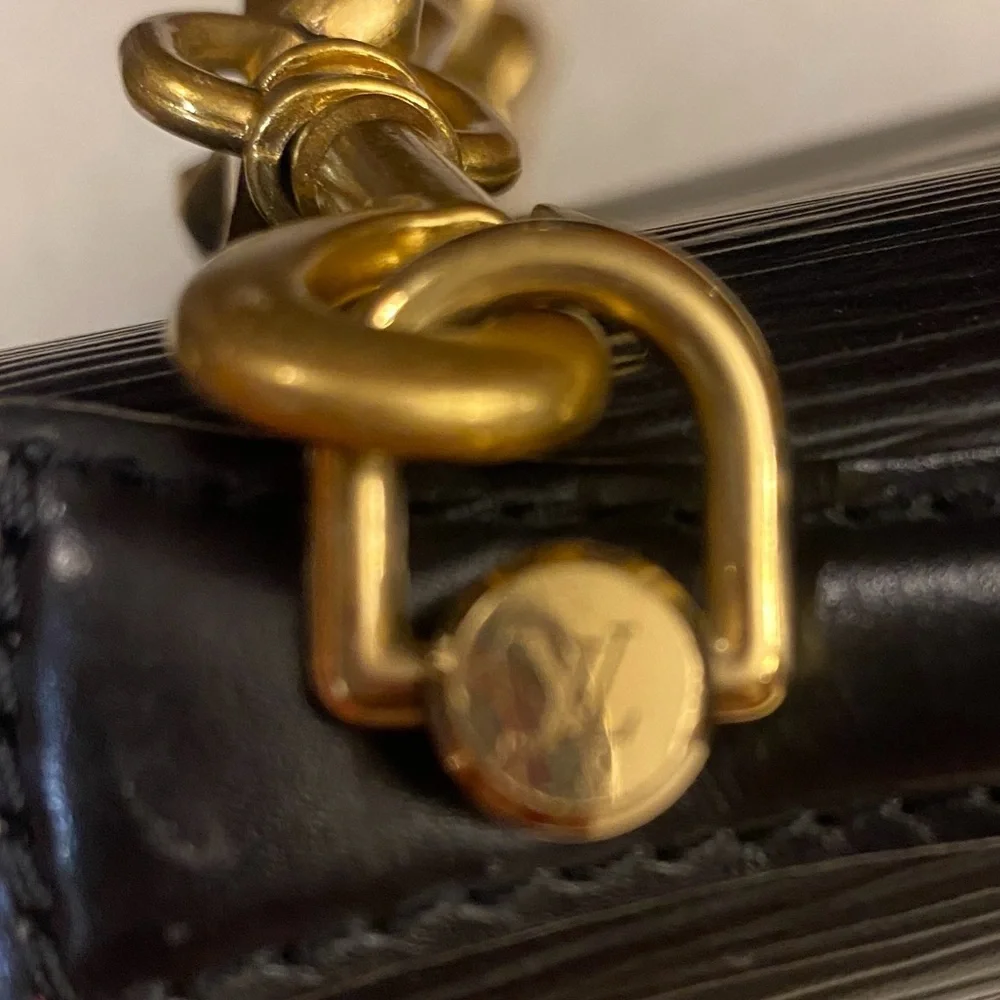 A-1CS-2A: LOUIS VUITTON Leather Epi Concorde Handbag w/FREE Unbranded Chain, EUC