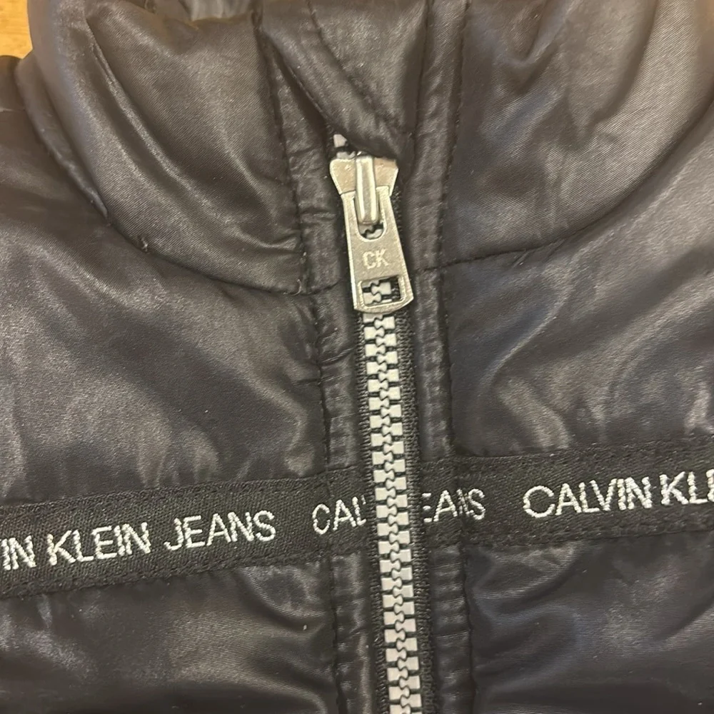 Calvin Klein Jeans questions leave