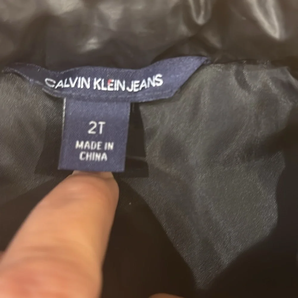 Calvin Klein Jeans questions leave