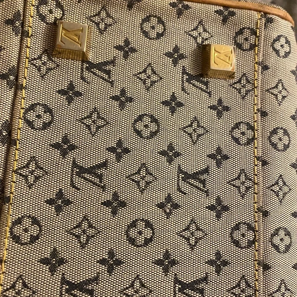 Louis Vuitton tags managed satchel