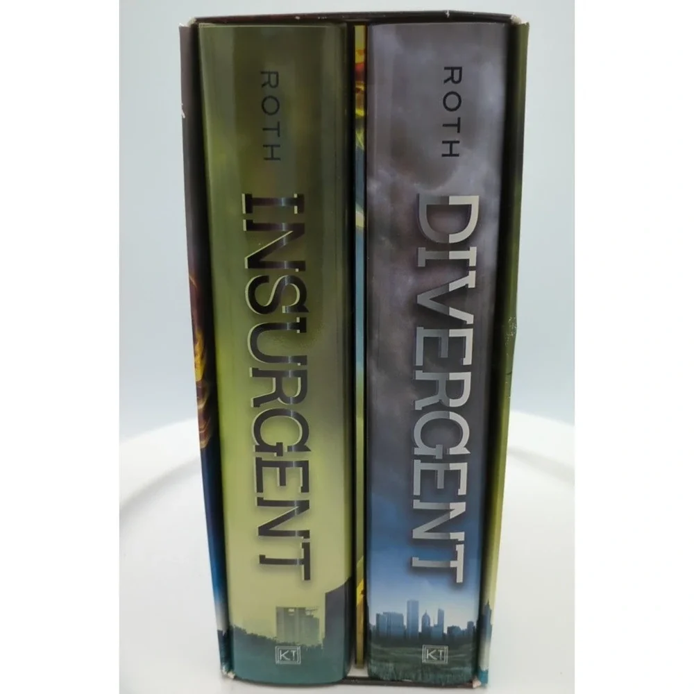 Collector Boxed Set by V. Roth Divergent Insurgent 1 & 2 with World of Divergent