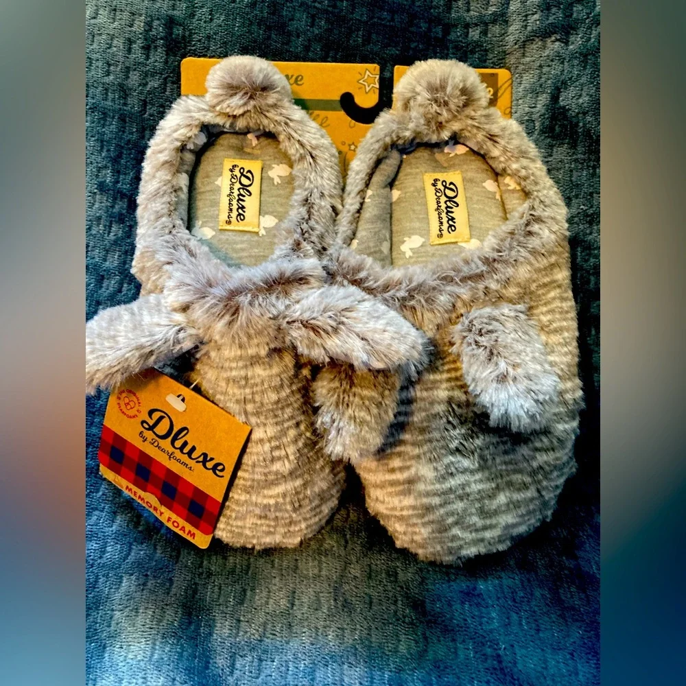 Dearfoam size 11/12, fuzzy comfy slippers for little kid