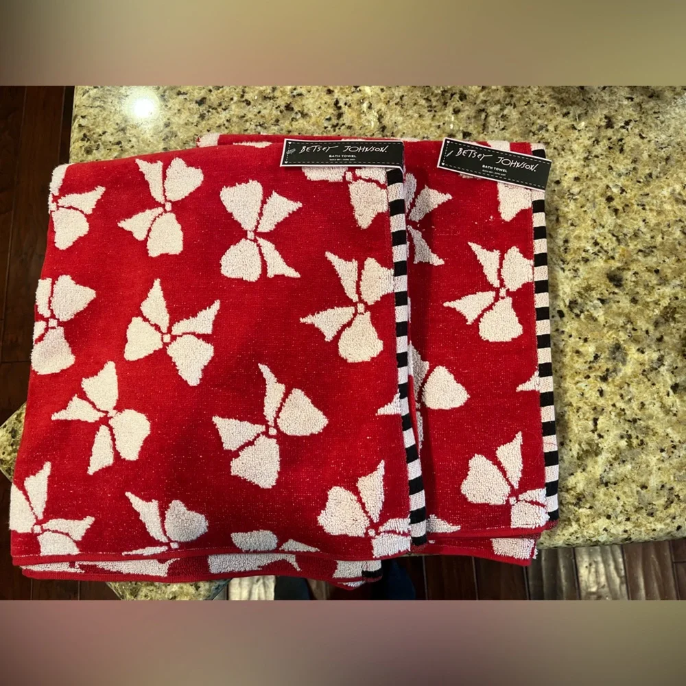 Betsey Johnson Red and White Bow Christmas Valentines Bath Towels