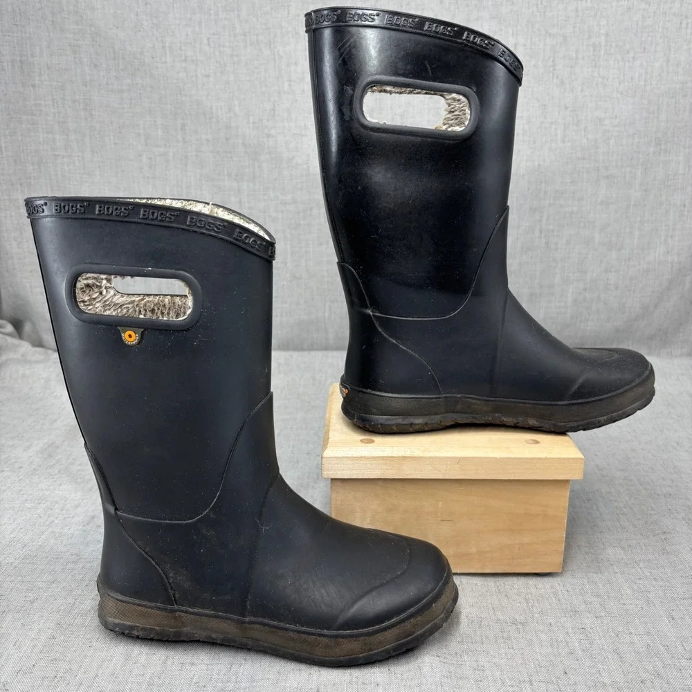 Bogs lining features plush