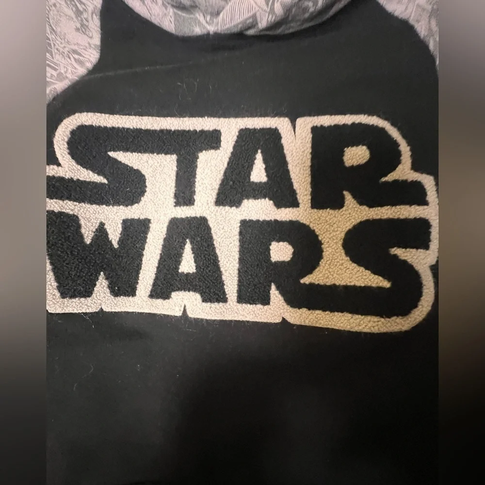 STAR WARS BLACK & GRAY HOODIE SWEATSHIRT WITH A LARGE, TEXTURED “STAR WARS” LOGO