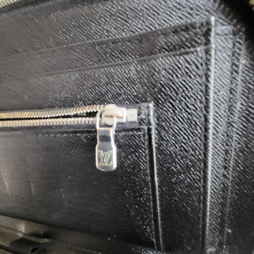 Louis Vuitton compartments card leather