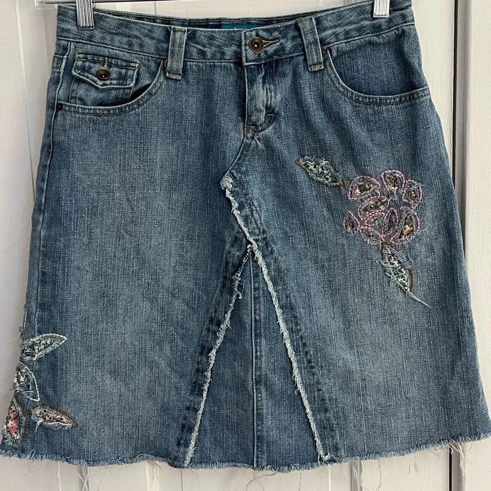 Delias Distressed embroidered Denim Skirt Size 9 Juniors Vintage