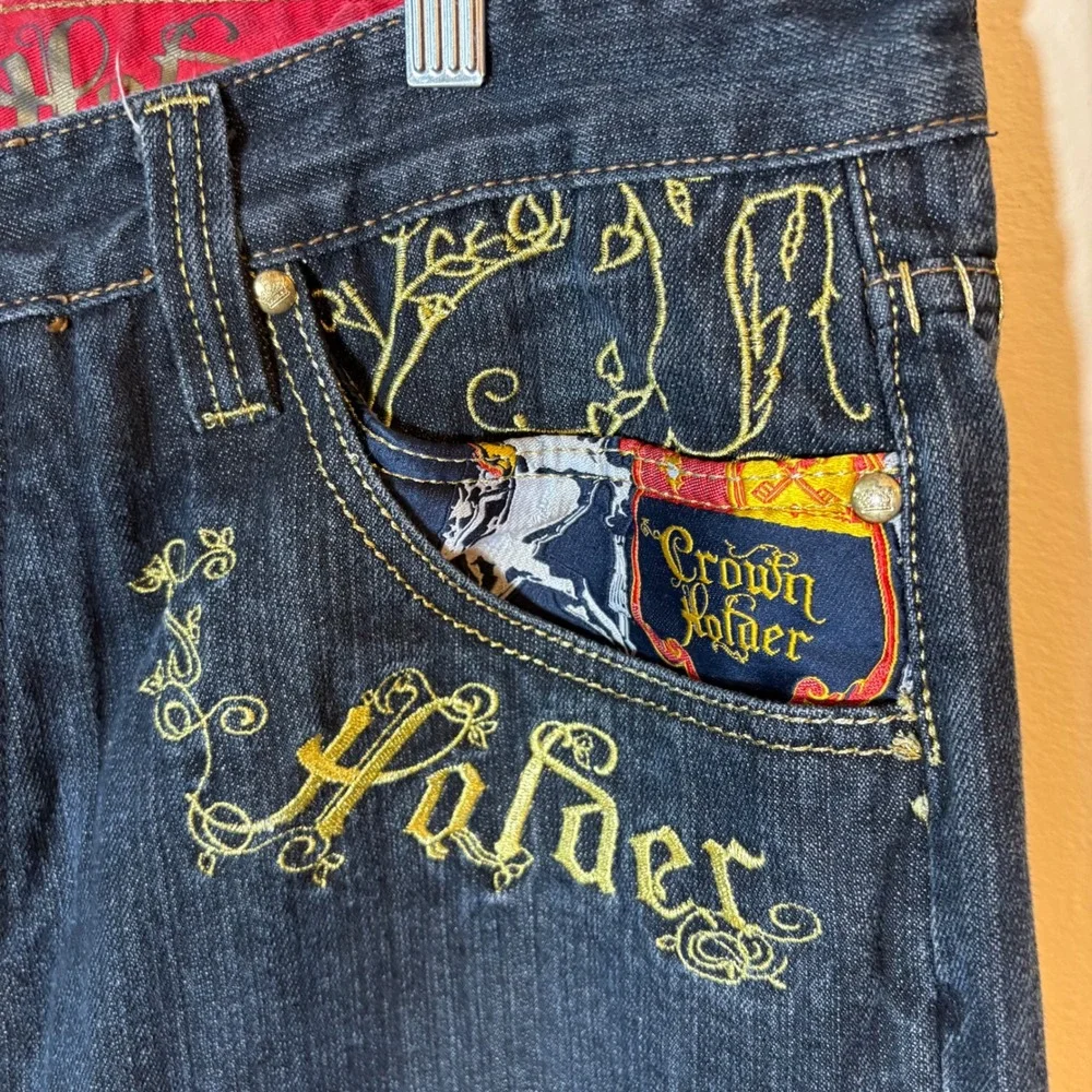 Crown Holder making boasts character