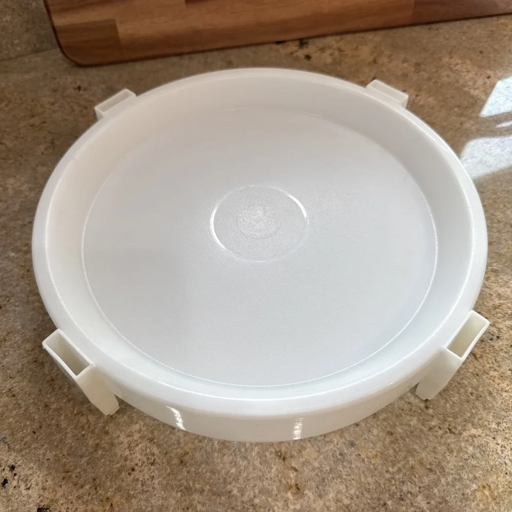 Tupperware pie saver