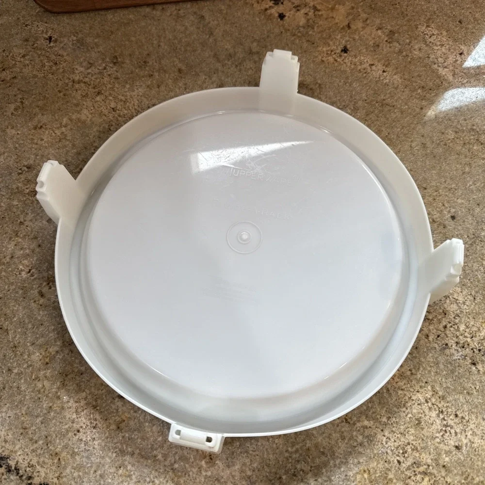 Tupperware pie saver
