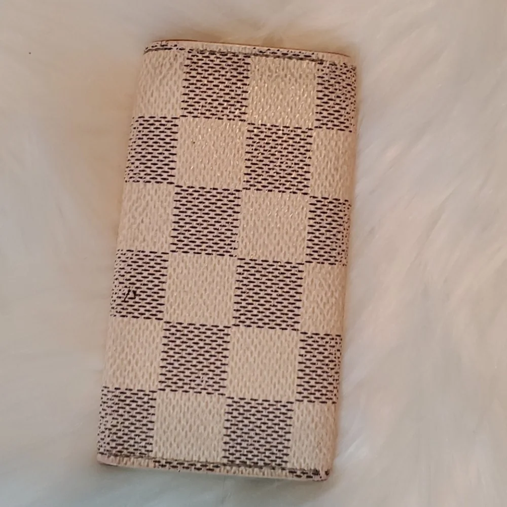 Louis Vuitton see discoloration key