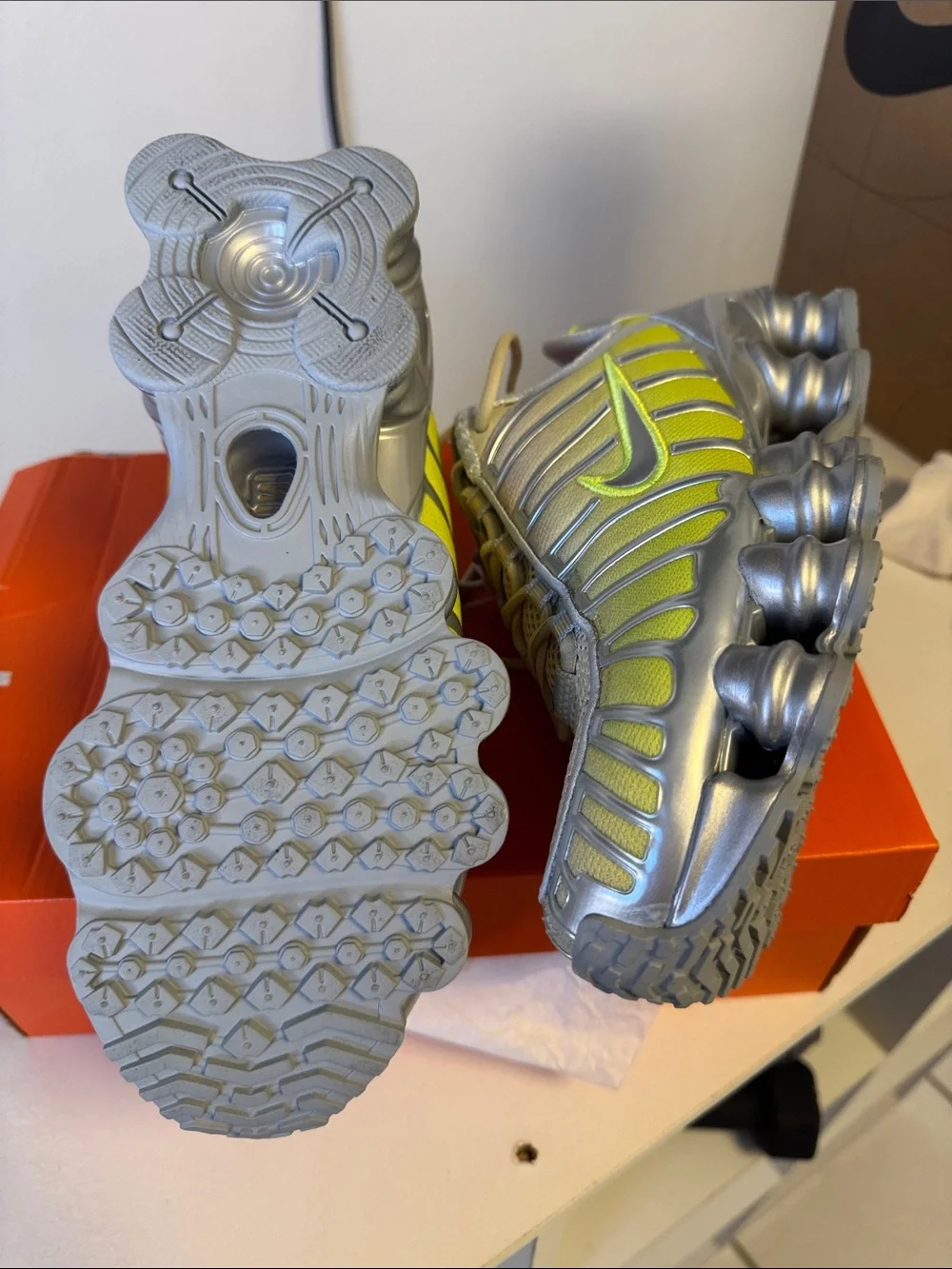 NEW Nike WOMAN Shox Low-Top Sneakers in Silver and Lime