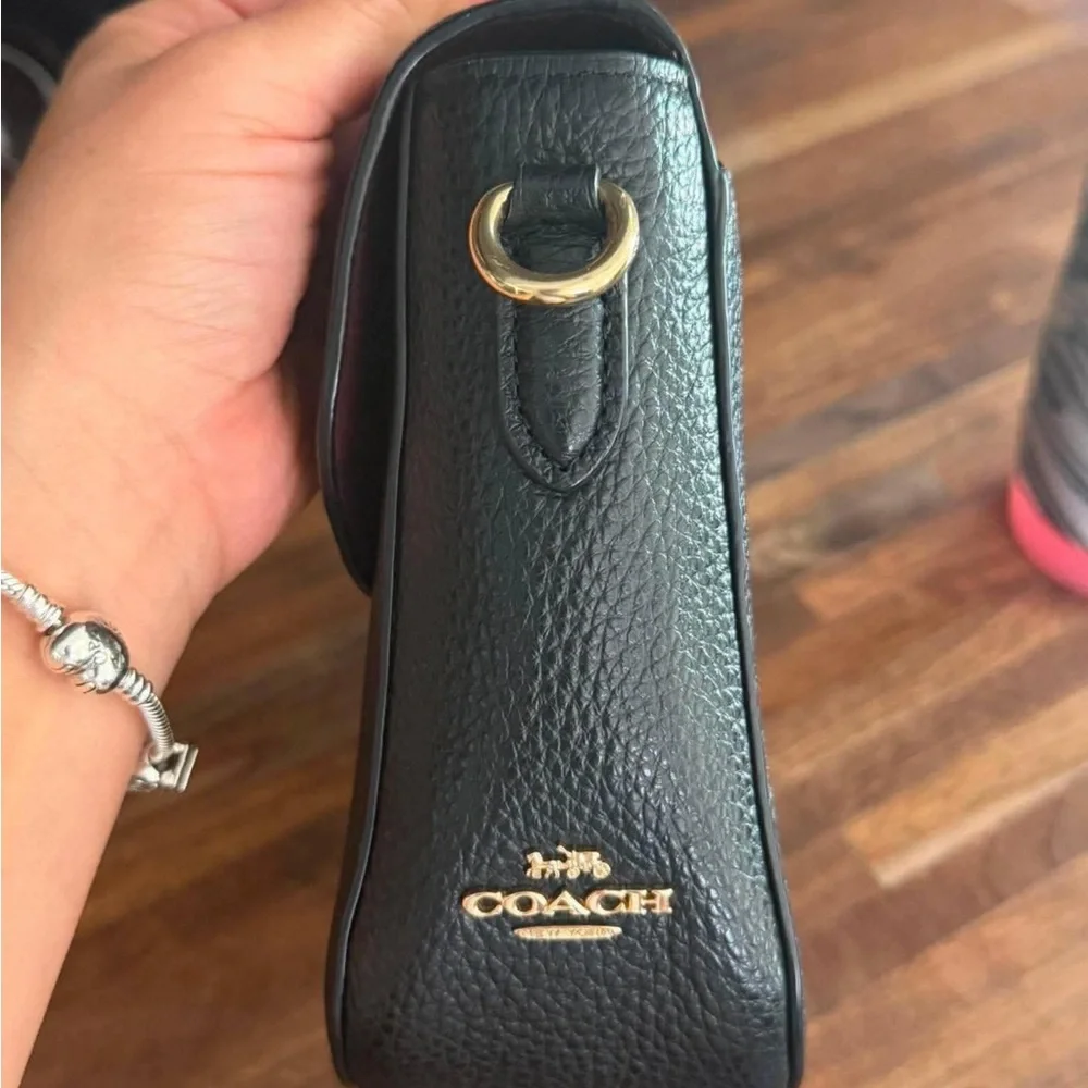 Coach silhouette gold
