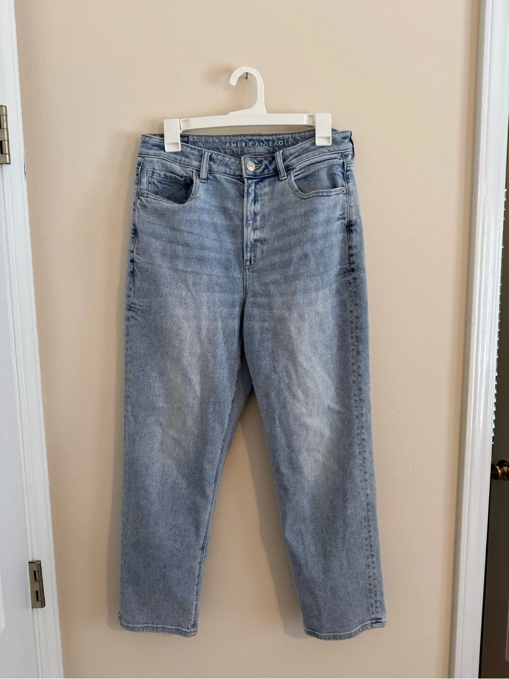 American Eagle Outfitters Light Wash Mom Straight Jeans Women’s 10 Short