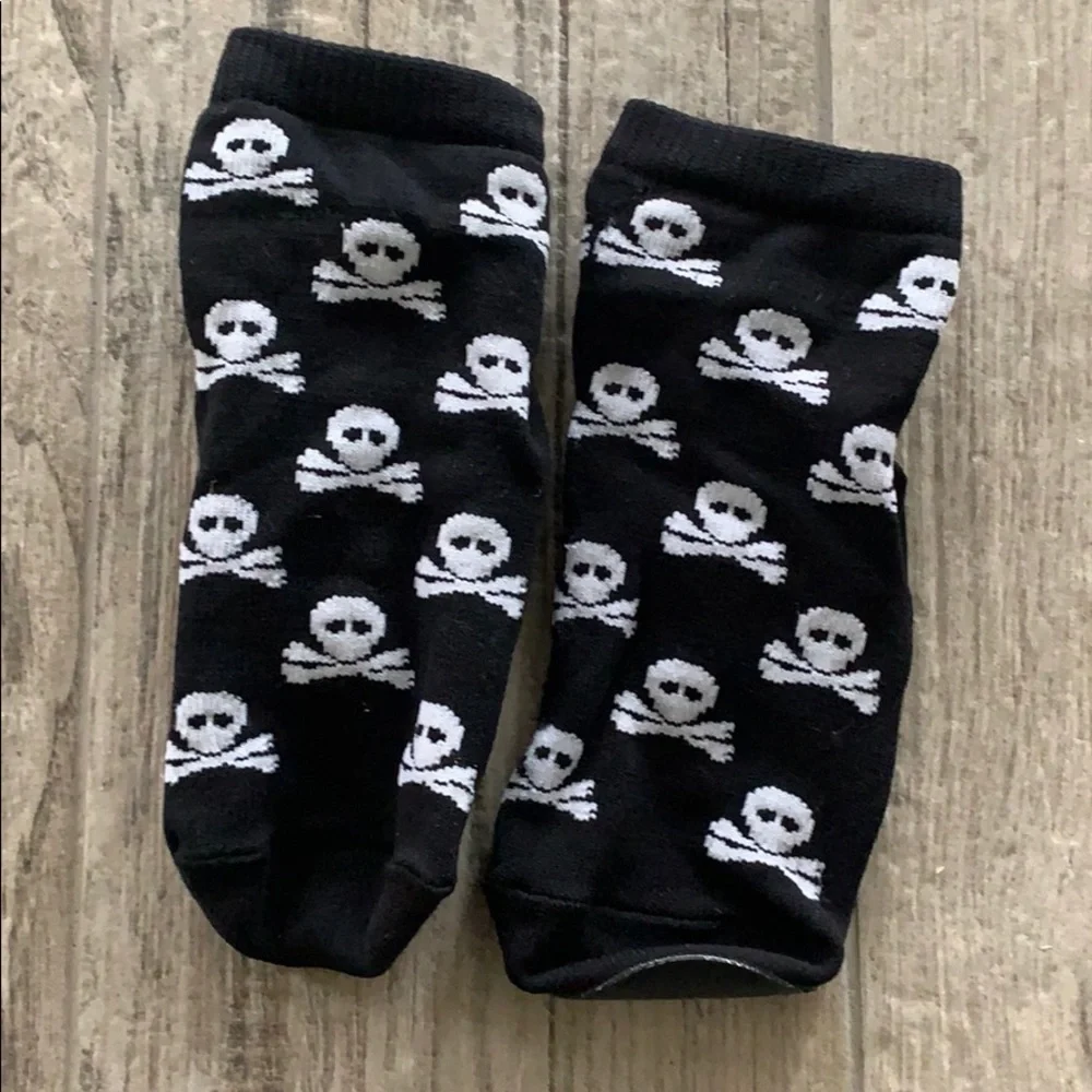 NWOT skiders skull socks