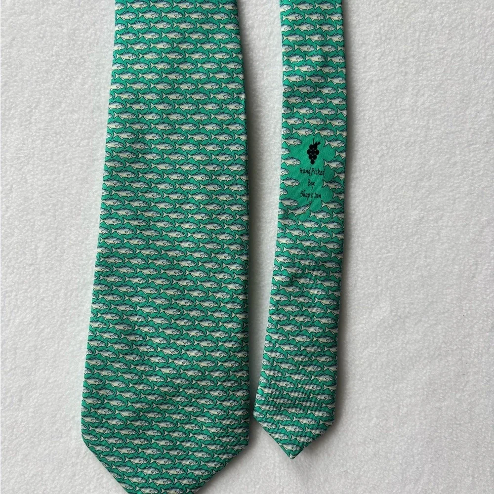 Vineyard Vines Teal Fish Design Tie