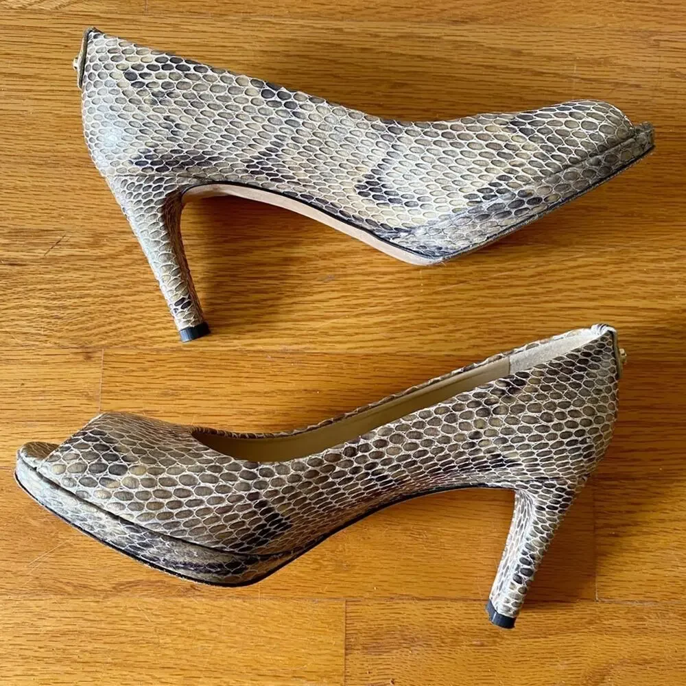 Stuart Weitzman brand stuart