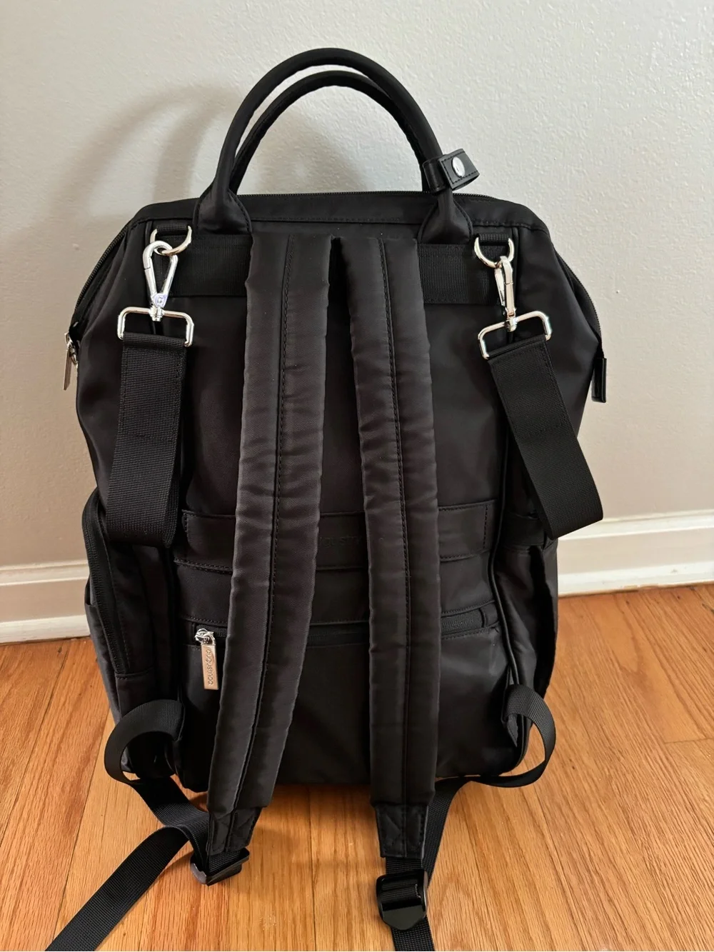August Noa stylish black
