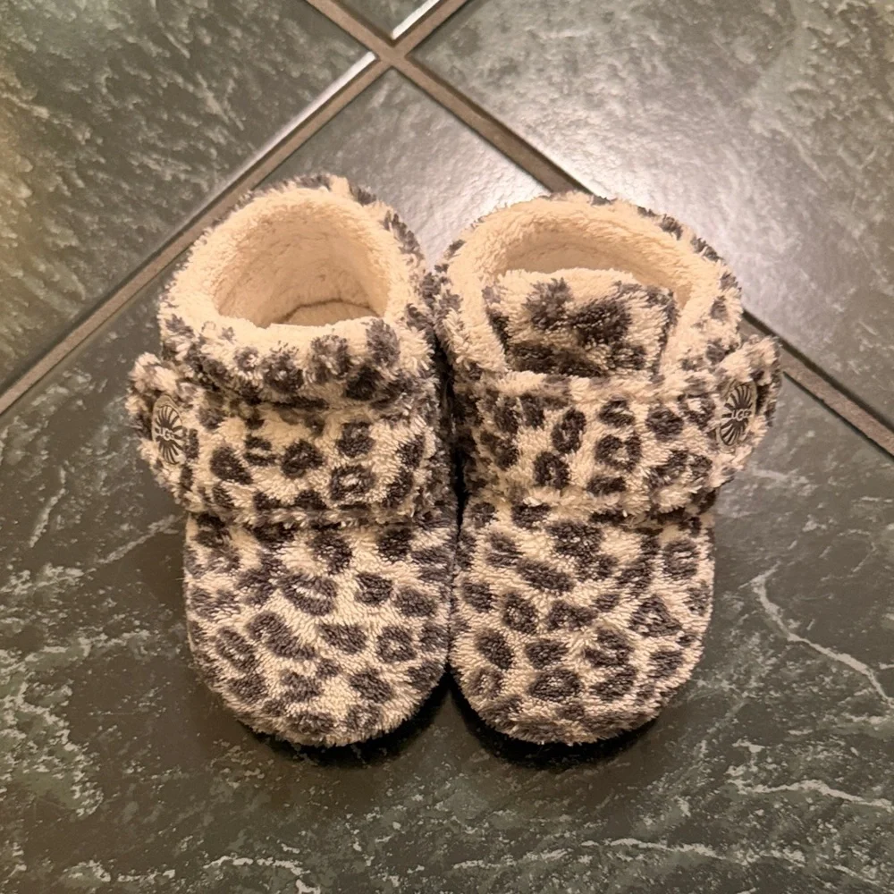UGG Kids Leopard Print Plush Slippers - Cream and Gray