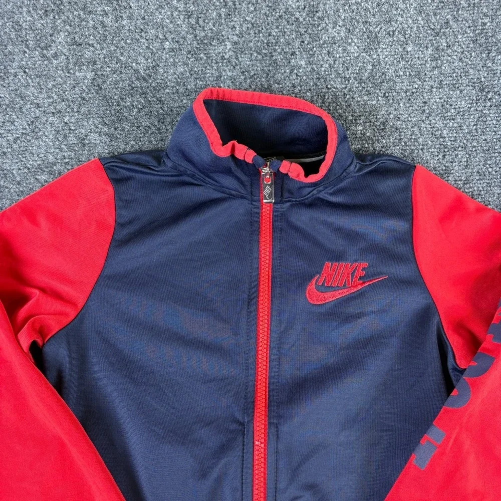 Nike jacket features