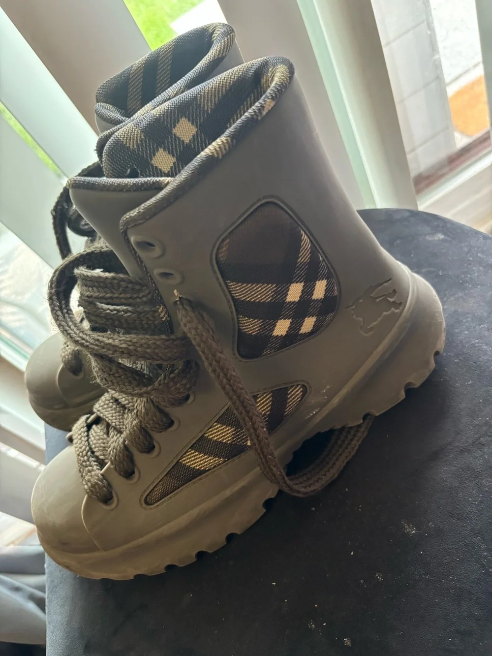 Authentic Men Burberry boot. Very beautiful for all occasions