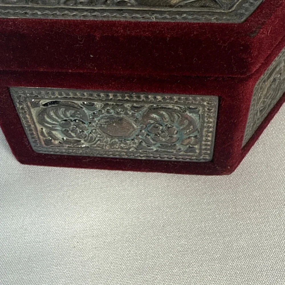 Vintage Red Velvet Embossed Silver Plated Hexagon Jewelry Trinket Box‎ 4