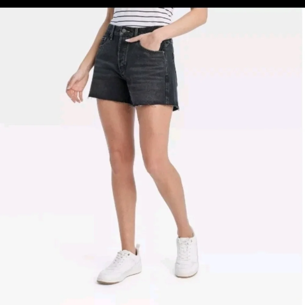 Universal Thread Women's Mid-Rise 90's Baggy Jean Shorts Black Wash Inseam 4