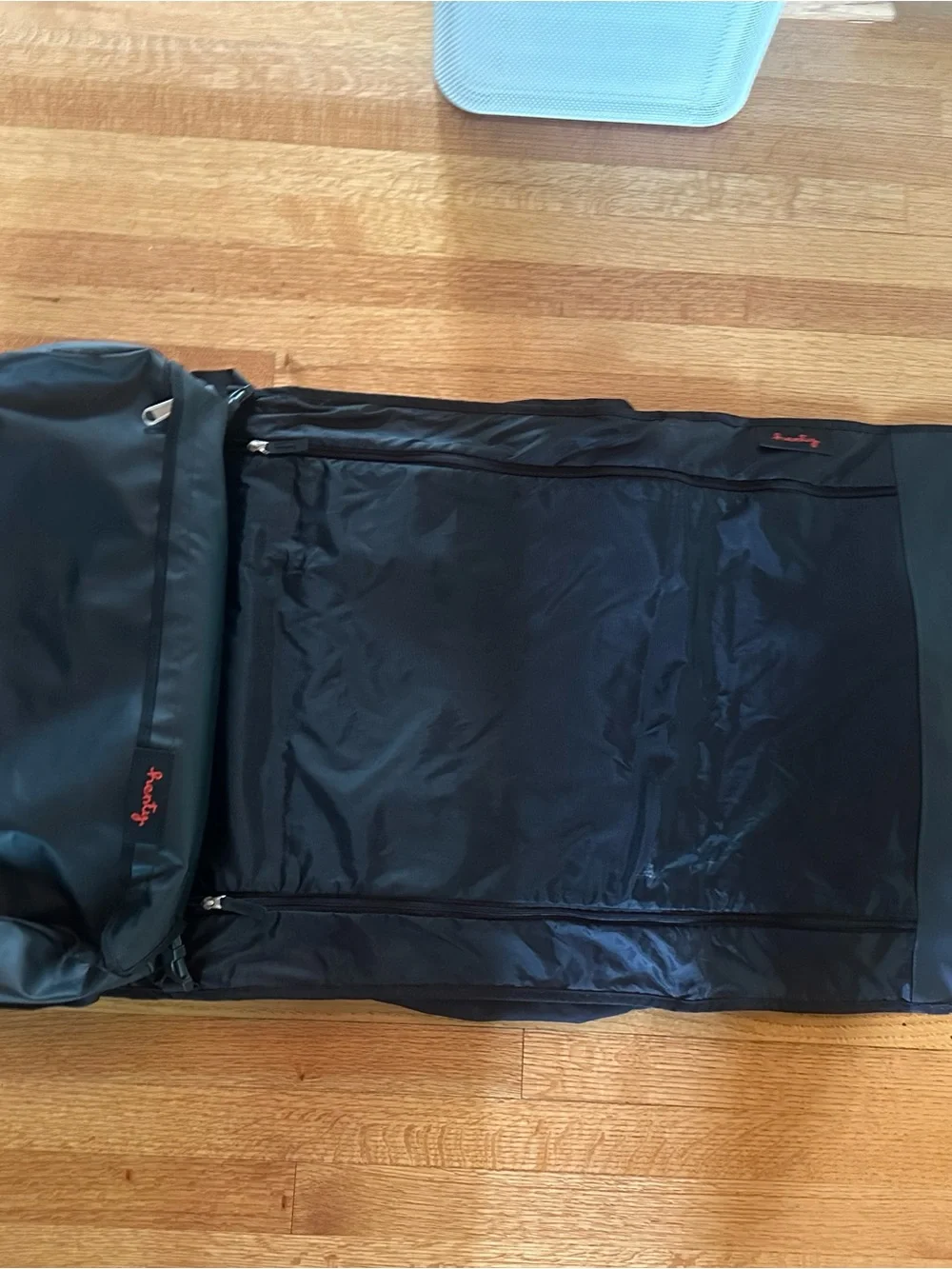 Henty compact black