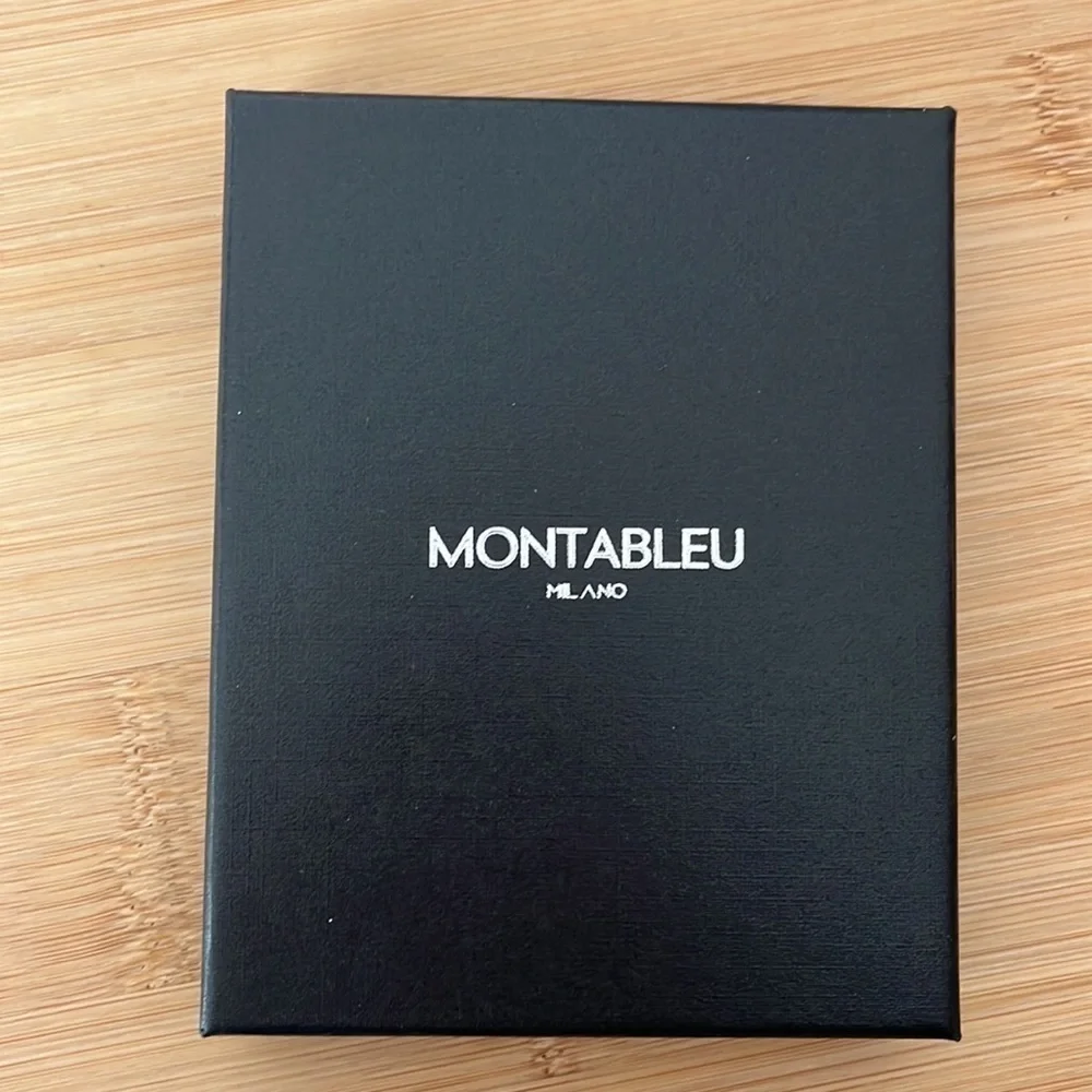 Montableu approximately thick