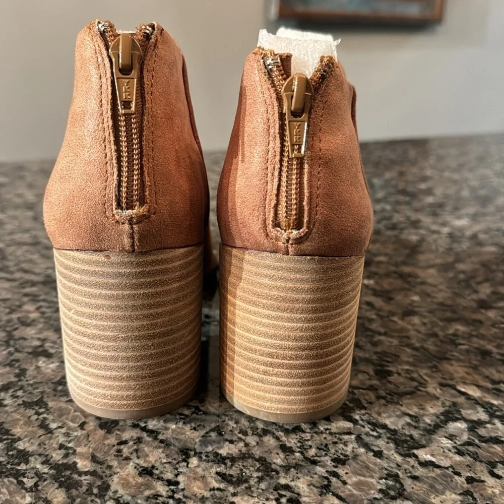 Report Tempe tan ankle boot NIB 9